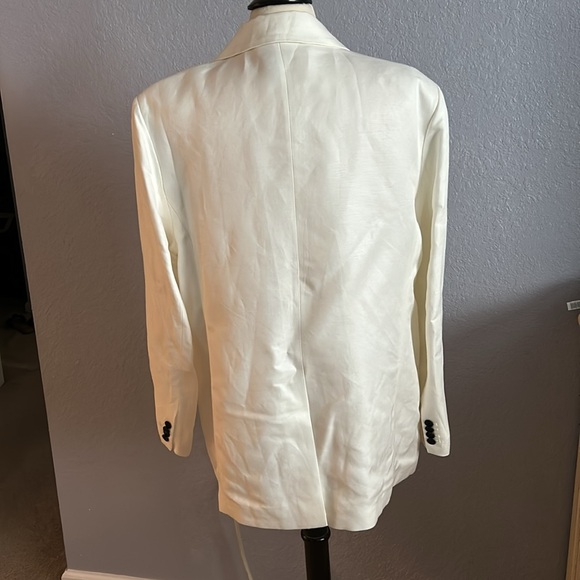 Oversized women’s blazer in off-white - Picture 4 of 8